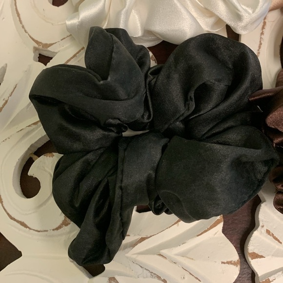 Bundle of 5 Oversized Scrunchies Black, Champagne Gold, White, and Pink NIB - Picture 4 of 10